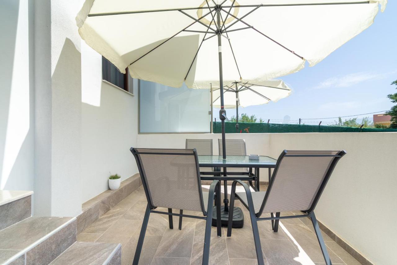 Cozy House With Pool Near Beach Gazi Exterior foto